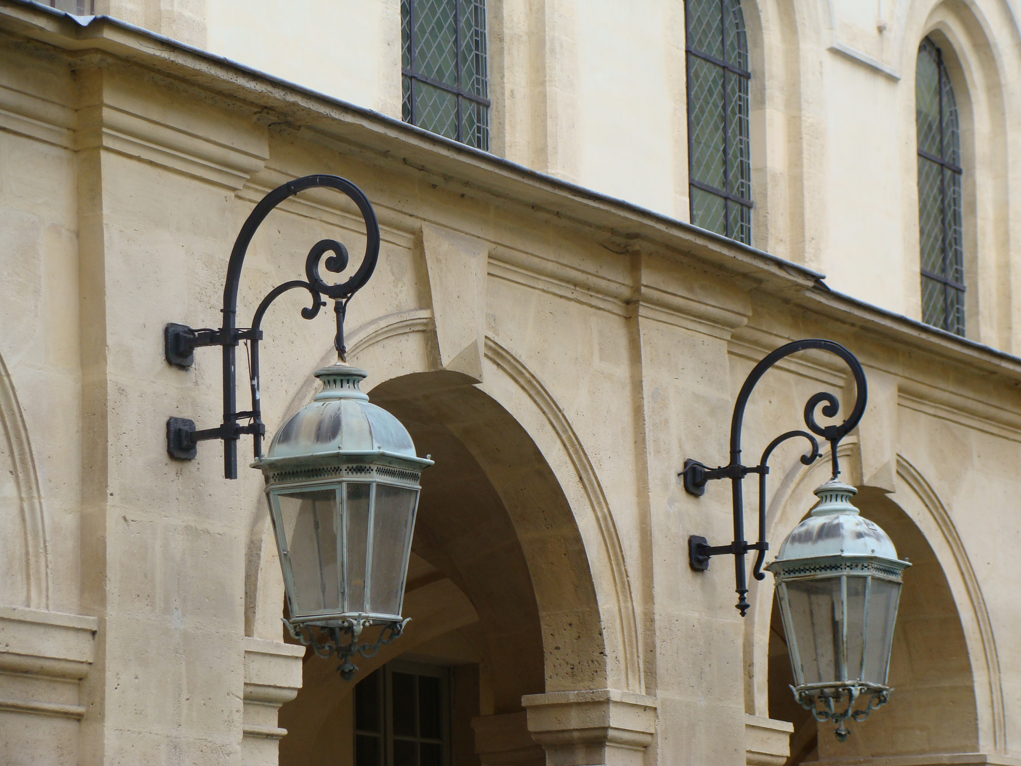 Lanternes et façades en pierre dans la cour principale du lycée Henri-IV à Paris