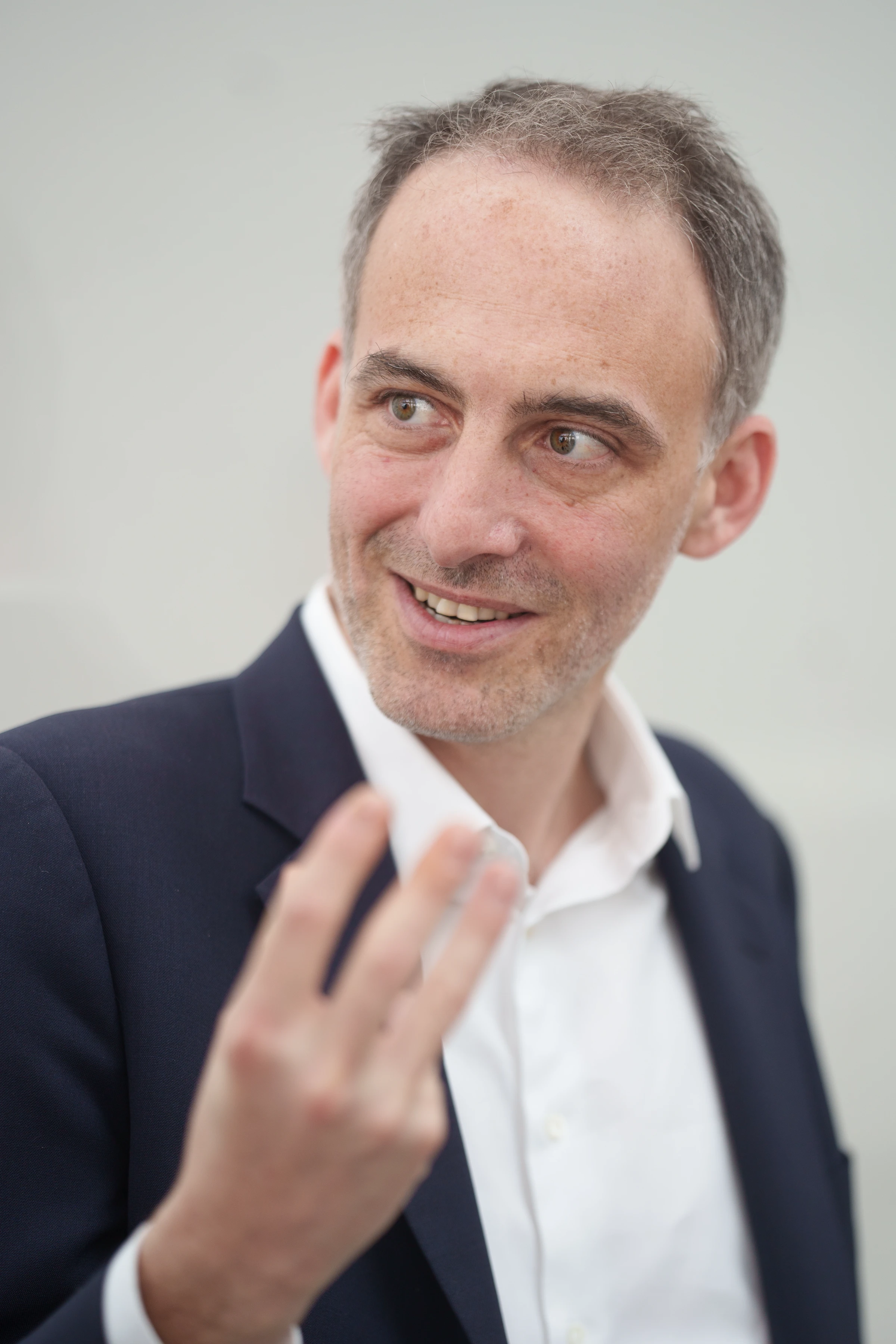 Portrait de Raphaël Glucksmann au congrès du Parti socialiste européen en mars 2024